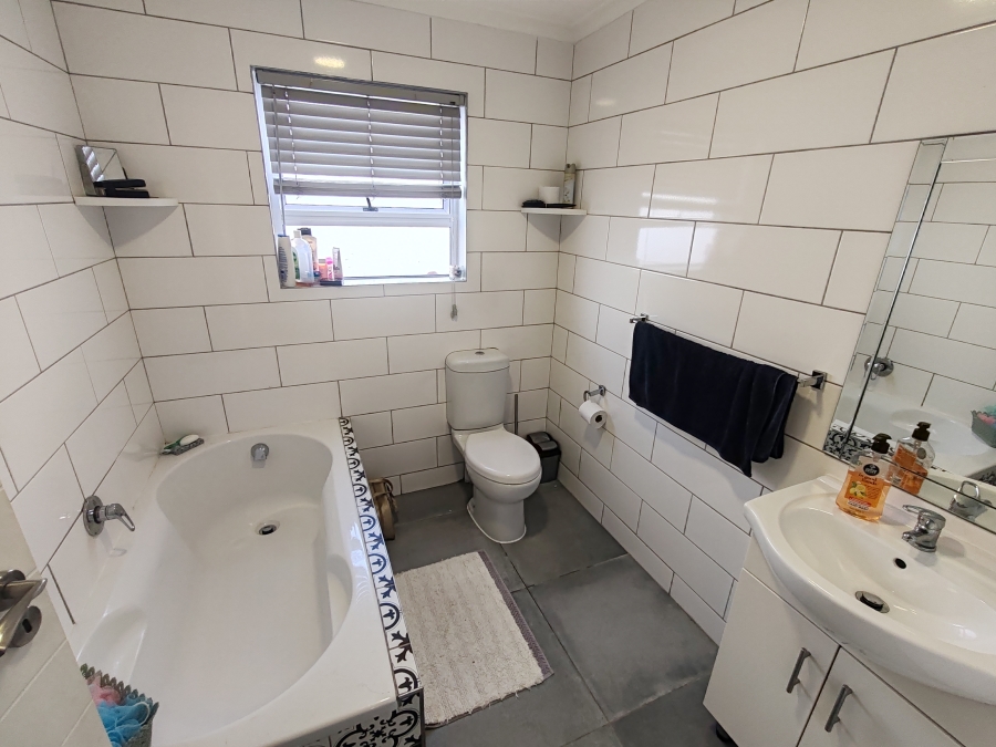 3 Bedroom Property for Sale in Laguna Hills Western Cape